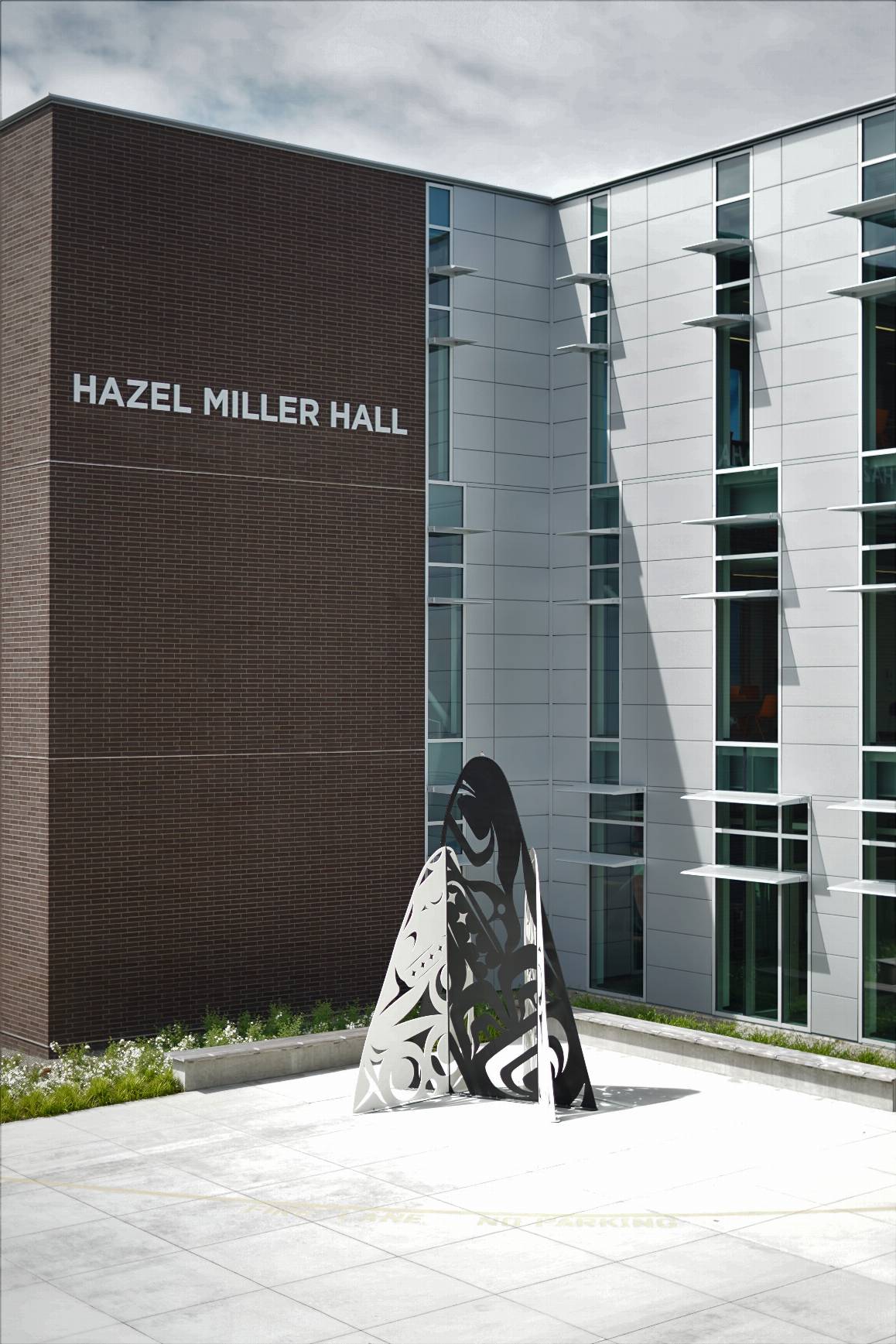 黑兹尔·米勒大厅外的雕塑照片。